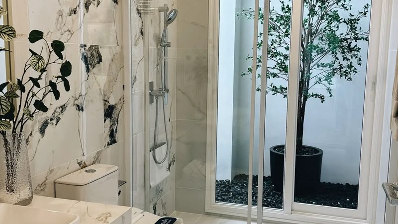 逆变器是光伏发电系统的核心部件，其选型至关重要。以下是一些选型要点：